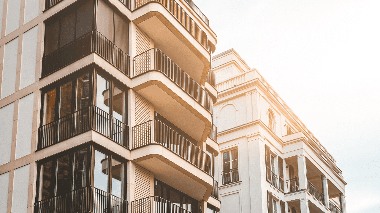 batiment avec balcon