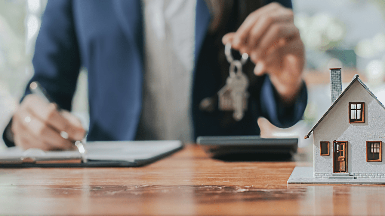 homme avec un trousseau de clé signant un contrat